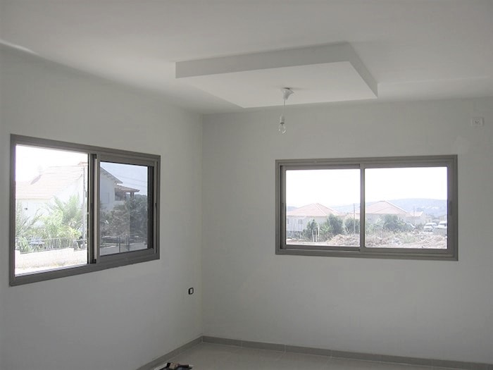 בית נייד חדר פנימי המייצג דוגמה לבתים ניידים בחברת שדה