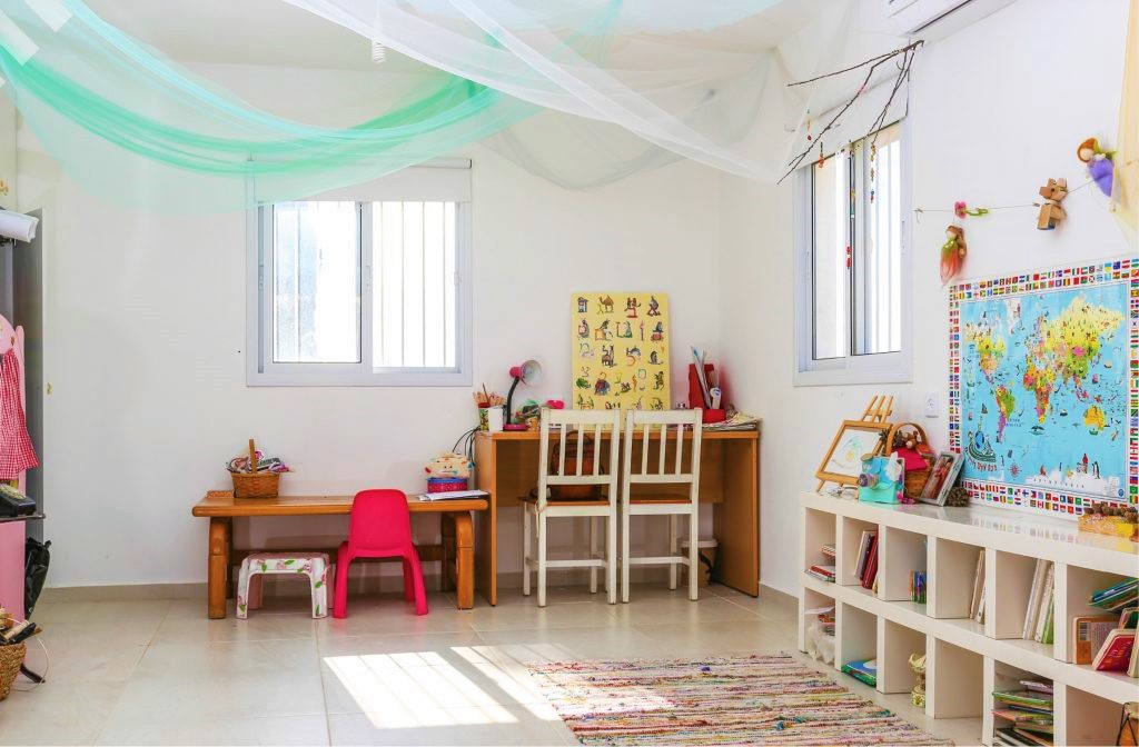 חדר ילדים בתוך בית יביל מייצג דוגמה למבנים יבילים של חברת SADE